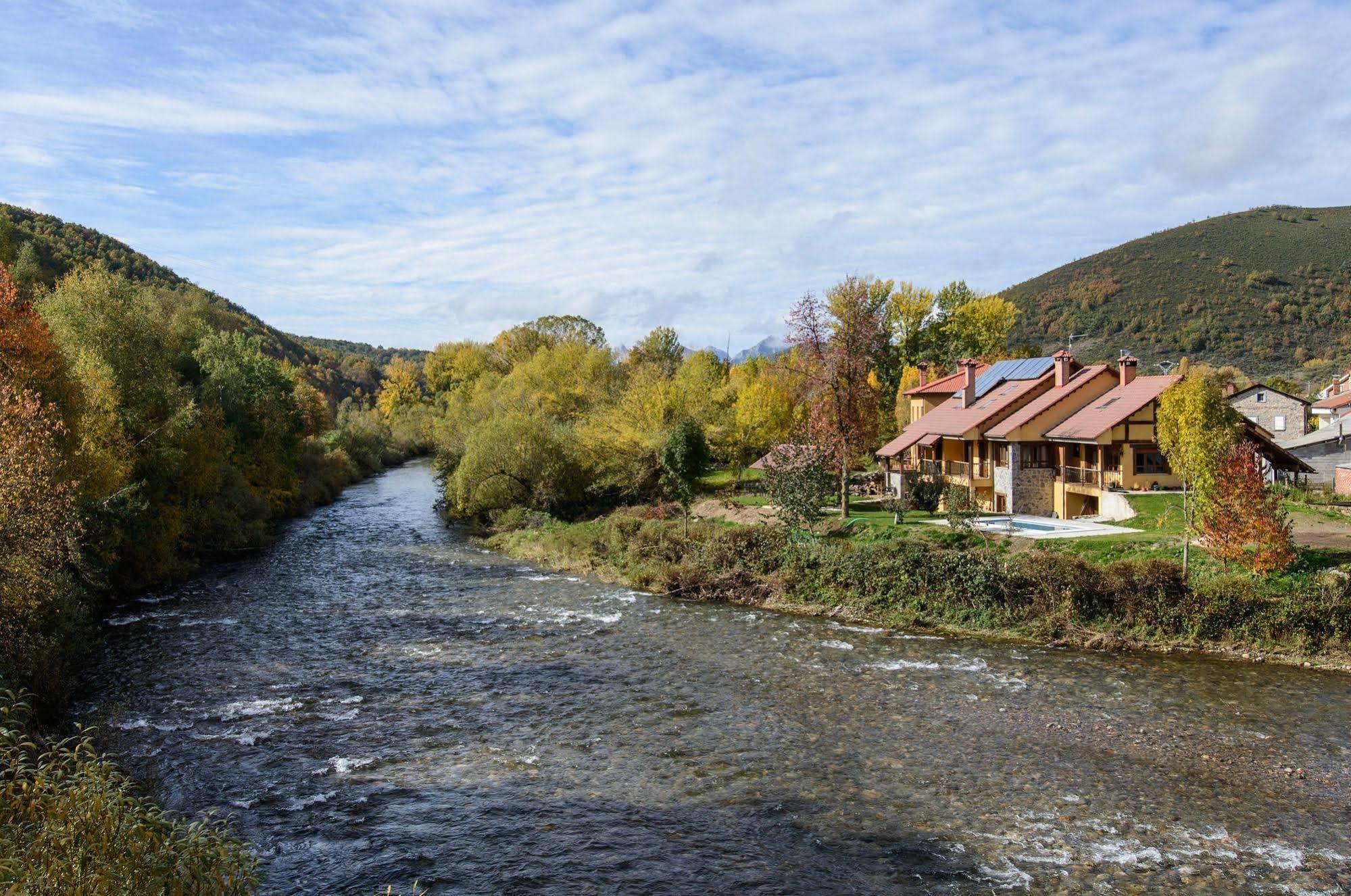 El Casar Del Puente Pensionat Boca de Huérgano Exteriör bild